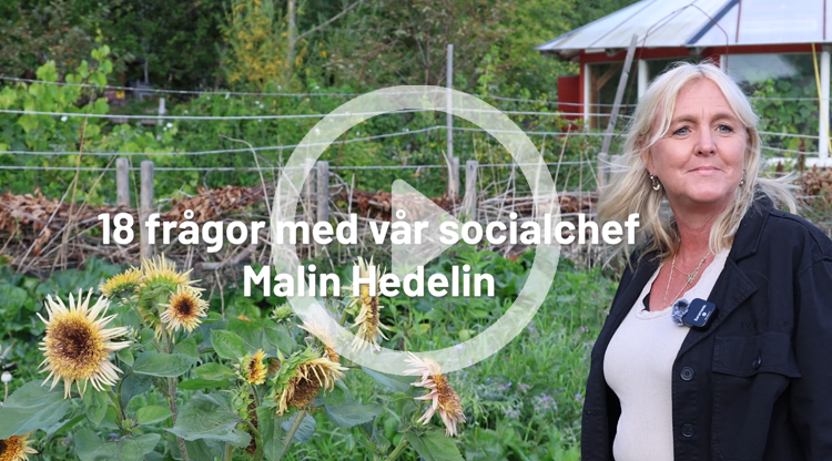 Person i trädgård med playknapp