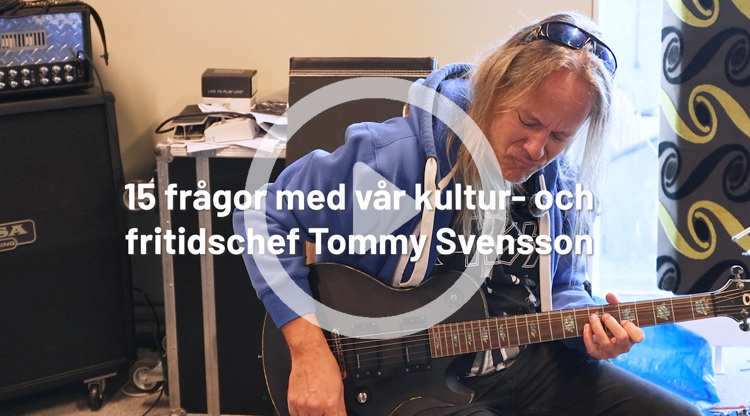 Person i replokal med playknapp