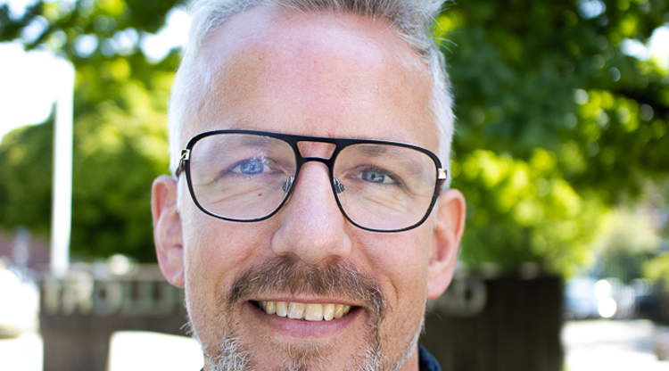 Glad person med glasögon