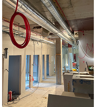 Bilden visar en korridor under uppbyggnad. 