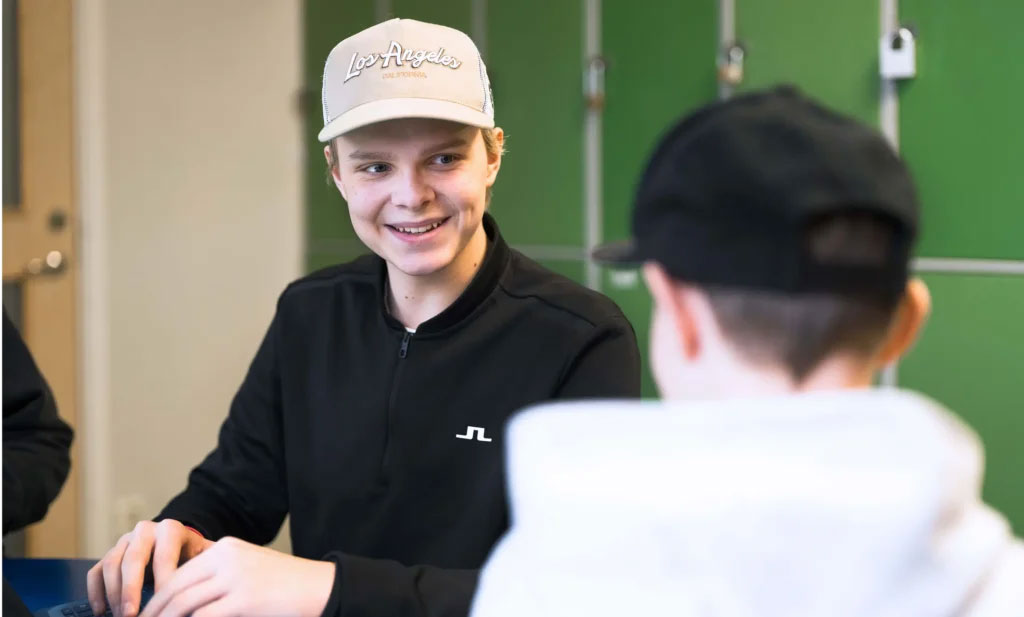 Två killar pratar med varandra. Foto.