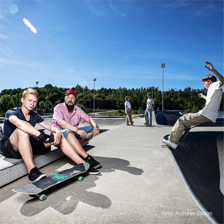 Två killar med skateboard som sitter i skateboardramp