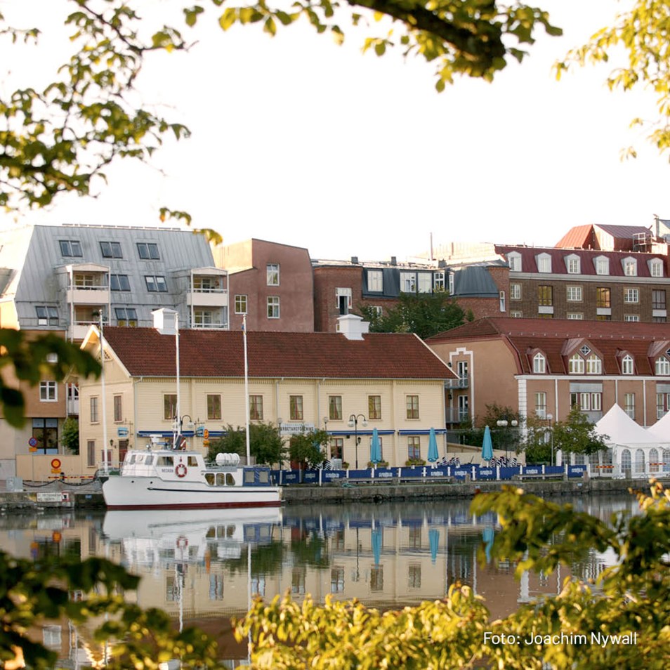 Vy över kanalen och Strandgatan från Spikön i Trollhättan. 