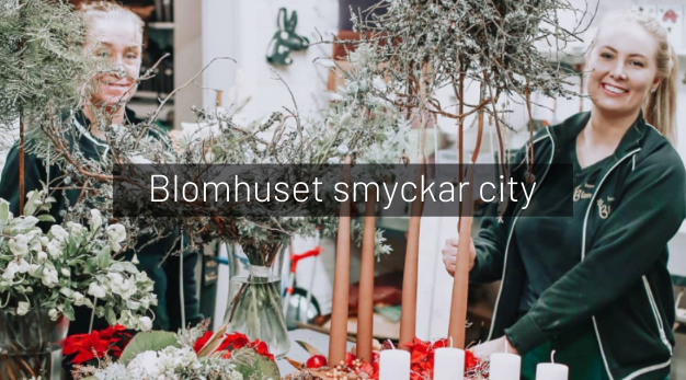 Två personer gör blombuketter