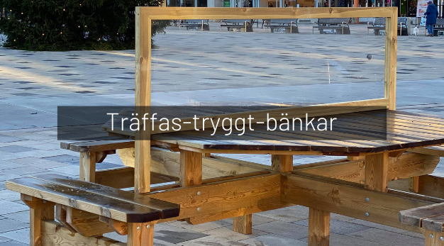 Bild som visar bänkar med skärmvägg