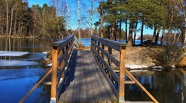 Gångbro i trä, över älven