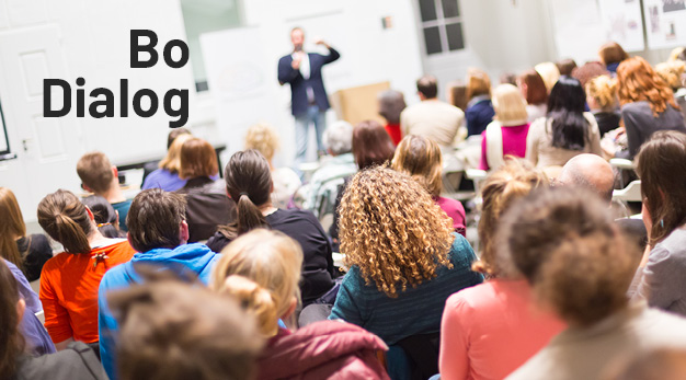 Föreläsning med publik i förgrunden och föreläsare i bakgrunden, text "bodialog"