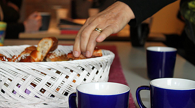 En hand som tar en bulle