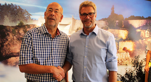 Dick Eriksson och Pär Löwenlid tar i hand