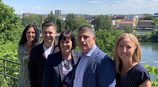 Gruppbild på Näringslivsenhetens personal med Trollhättan i bakgrunden