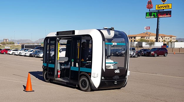 Eldriven, självkörande, 3D-printad buss på en parkeringsplats