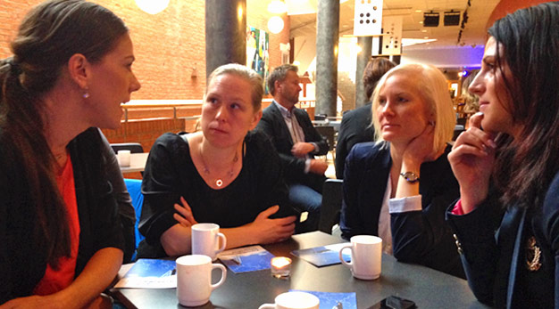 4 tjejer som diskuterar i möte