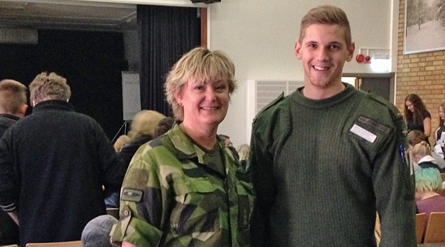 Två personer från Försvarsmakten på yrkesmässan
