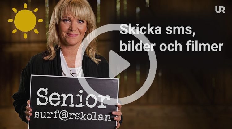Kattis Ahlström håller upp en griffeltavla med texten Senior-surf@rskolan. På sidan av bilden står det: Skicka sms, bilder och filmer.