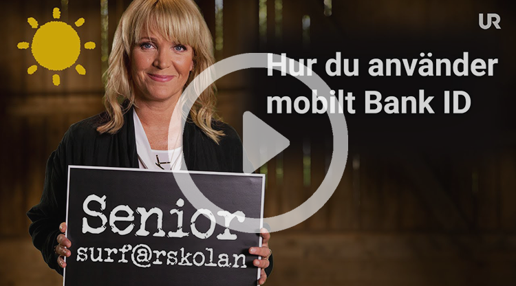 Kattis Ahlström håller upp en griffeltavla med texten Senior-surf@rskolan. På sidan av bilden står det: Hur du använder mobilt Bank ID.