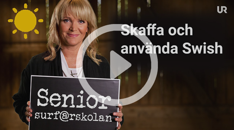 Kattis Ahlström håller upp en griffeltavla med texten Senior-surf@rskolan. På sidan av bilden står det: Skaffa och använda Swish.