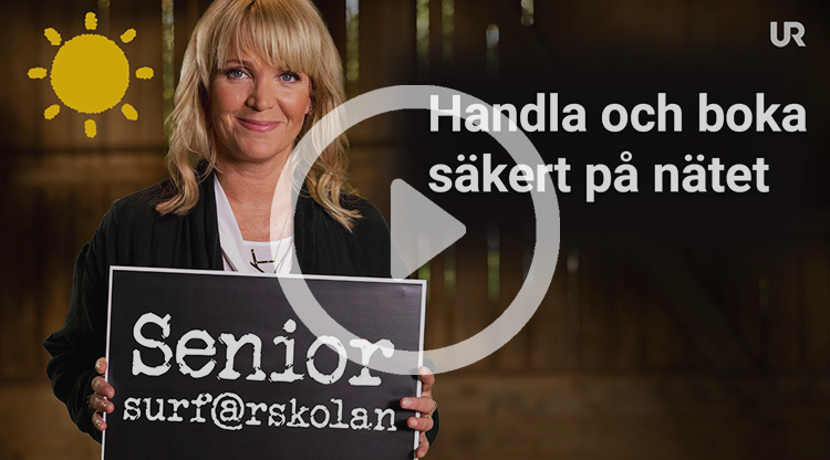 Kattis Ahlström håller upp en griffeltavla med texten Senior-surf@rskolan. På sidan av bilden står det: Handla och boka säkert på nätet.