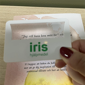 Förstoringsglas-i-plånboksstorlek,-fokus-på-bok.png