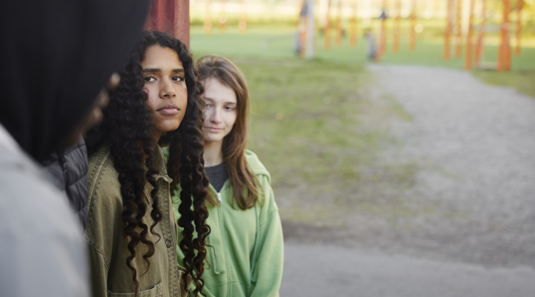 ungdomar tittar med allvar in i kameran. 