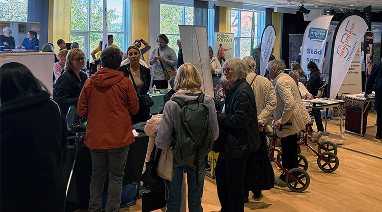Mingelbild från en seniormässa, många människor i rörelse.