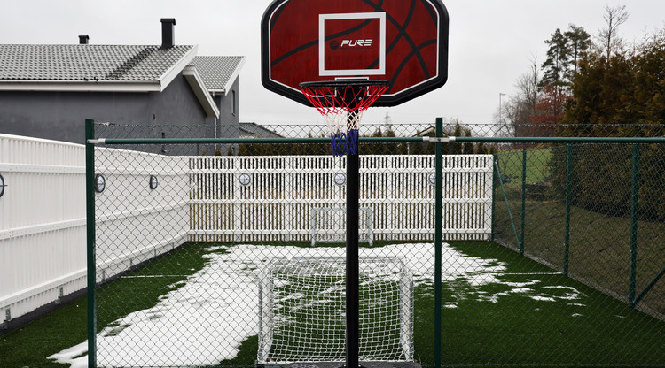 Basketkorg och fotbollsplan.