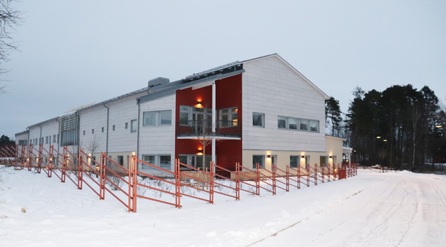 Hagtornsstigen 51, ett äldreboende bestående av två plan. Marken runtomkring byggnaden är täckt i snö.