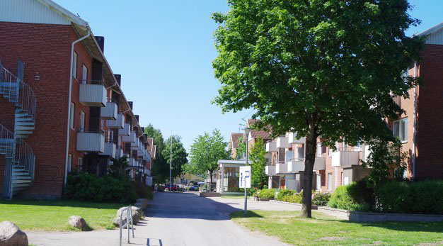 Sommar och utomhus på tegelhusen på Humlevägen i kvarteret Humlan.