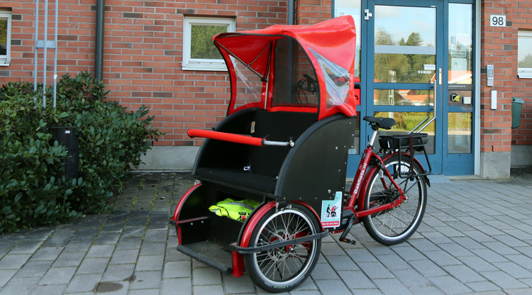 Lastcykel utanför en byggnad.