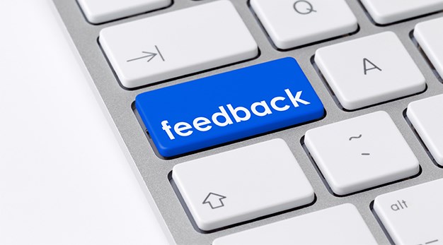 En feedbackknapp visas på ett tangentbord