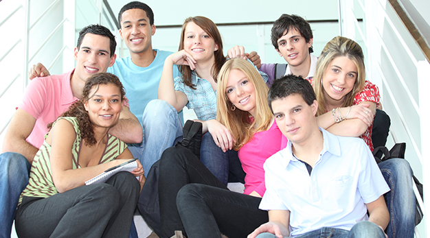 Grupp ungdomar som sitter i en trappa