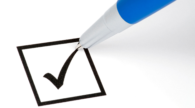 Penna som gör en bock på ett papper