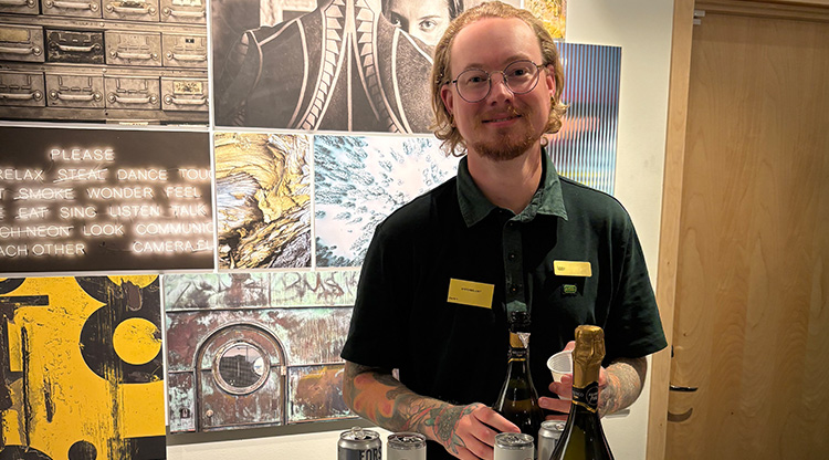 Kille från systembolaget visar alkoholfria viner på seniormässa