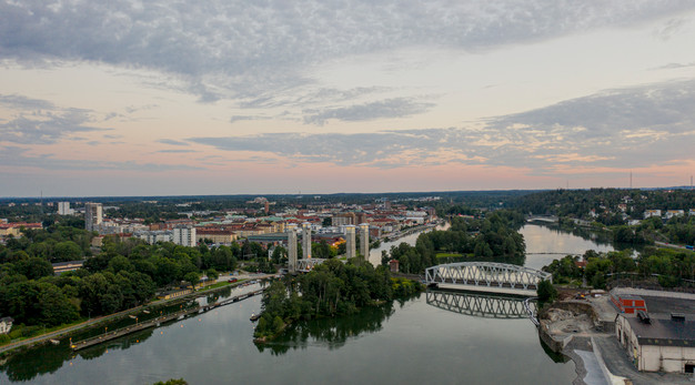 Vybild över Trollhättan från ovan. Flera olika hus syns samt en kanal.