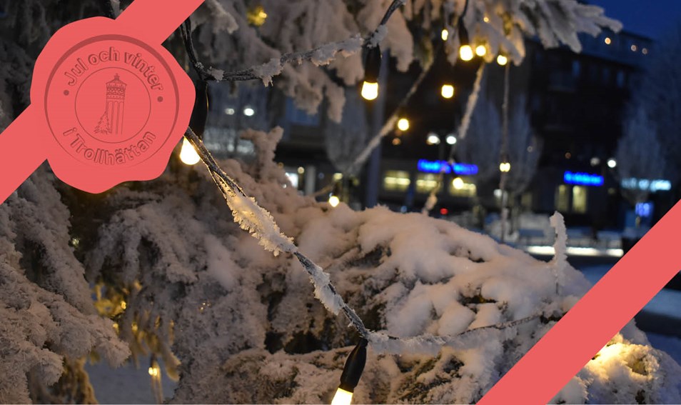 Inzoomad julgran med belysning och neonskyltar i bakgrunden, Drottningtorget i Trollhättan