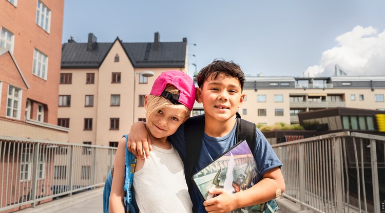Två pojkar i solig stadsmiljö