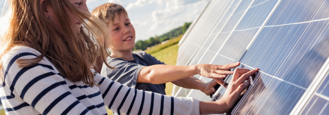 Barn som tittar på solceller
