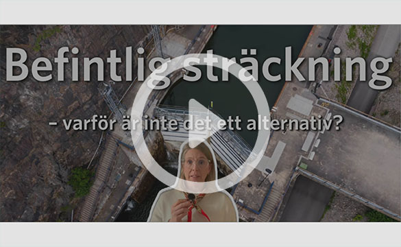 Kvinna som pratar i en mikrofon framför en bild på slussarna i Trollhättan. Text på bild: befintlig sträckning, varför är inte det ett alternativ?