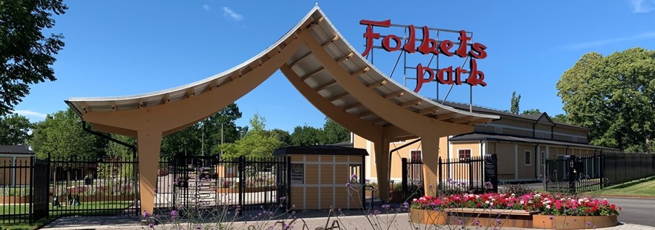 Entrén till Folkets Park i Trollhättan med planteringar i förgrunden