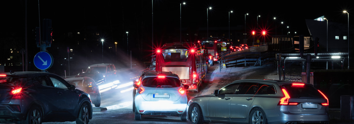 Bilar som köar i mörker