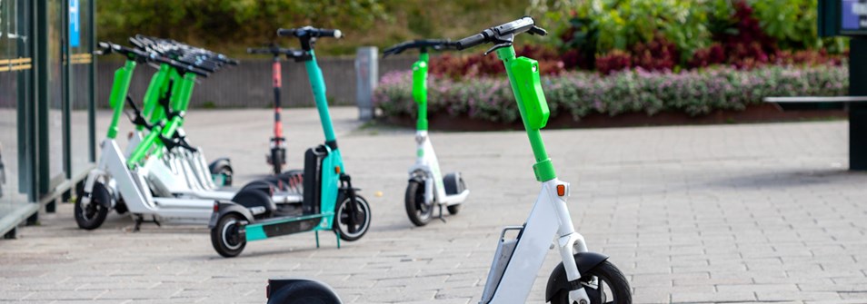 Elsparkcyklar parkerade på ett torg