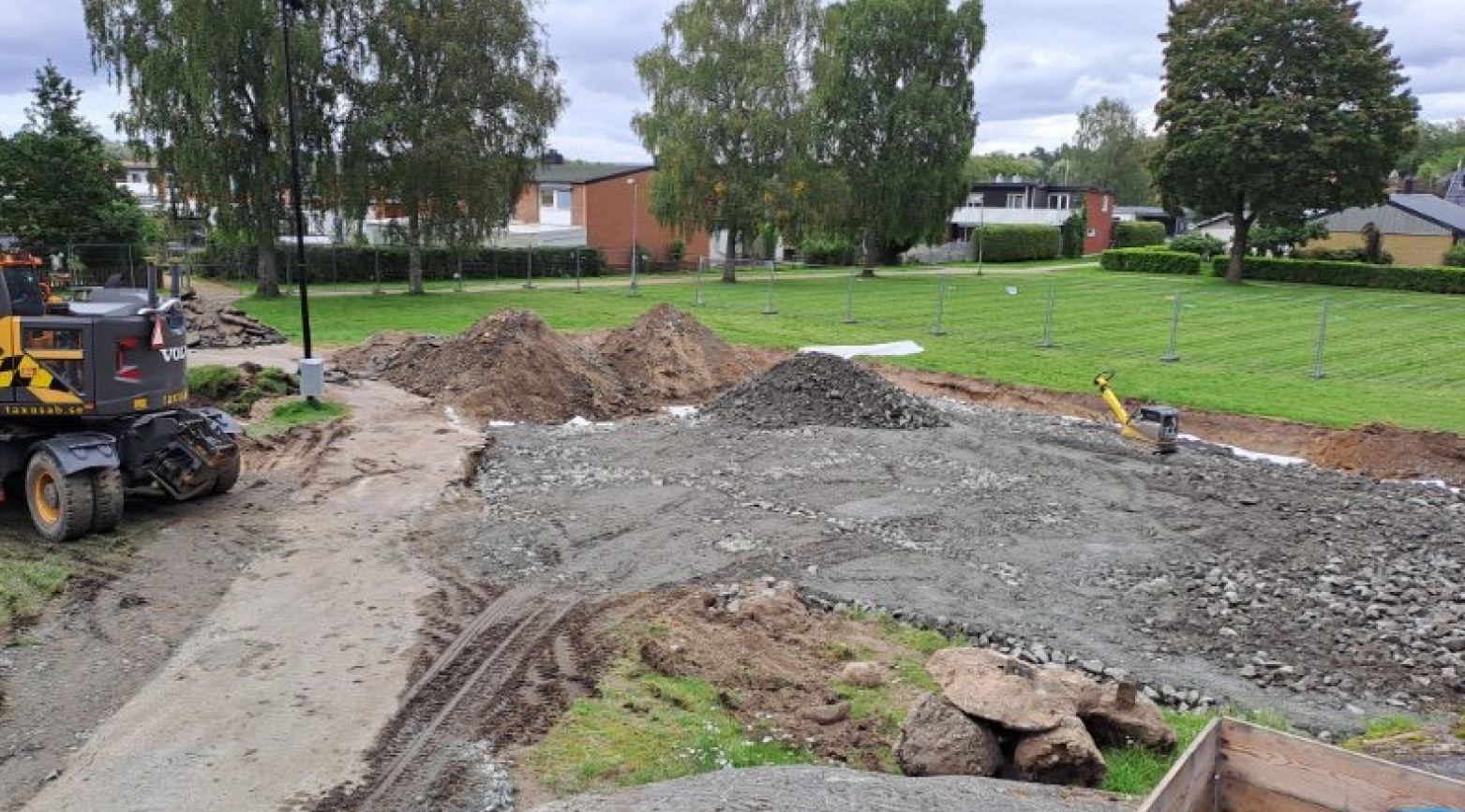 Grävmaskin i lekplatsen i Storegårdsparken