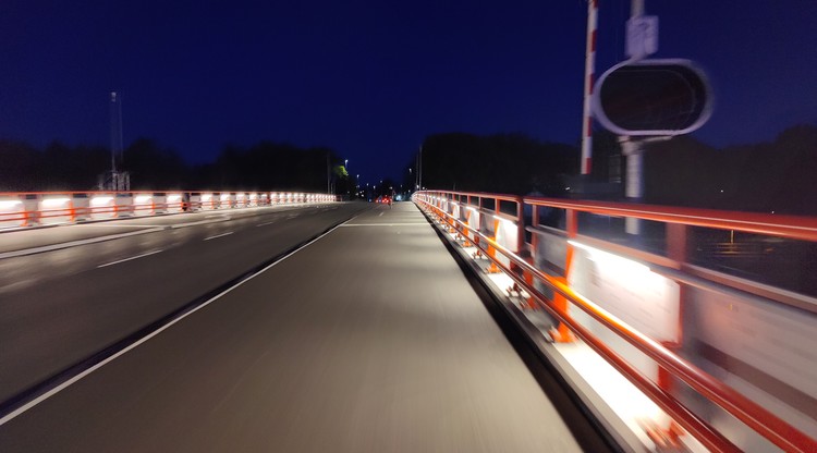 Stridsbergsbron i mörker upplyst, bom och ljussignal för broöppning