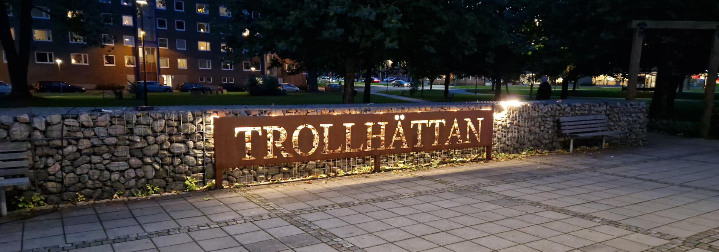 Stenmur i Bergslagsparken med texten "Trollhättan" som är belyst