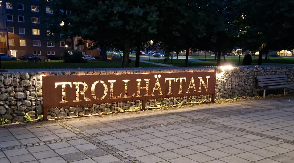 Stenmur mot Bergslagsparken med texten "Trollhättan" som är belyst