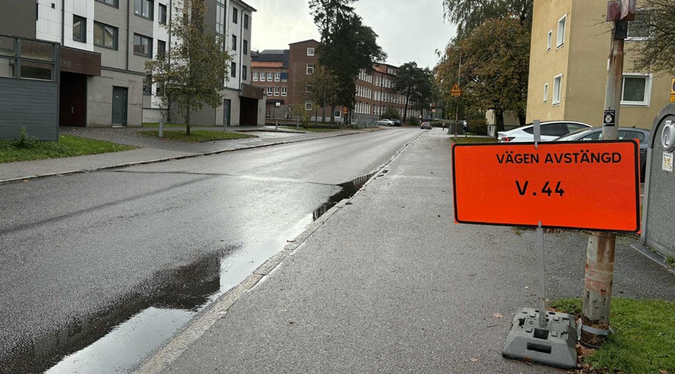 Bild på Idrottsvägen med en orange skylt där det står "vägen avstängd v. 44"