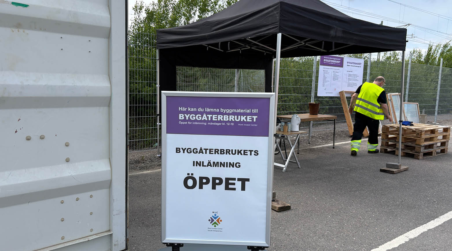 Gatupratare med information om att inlämningen till Byggåterbruket är öppet