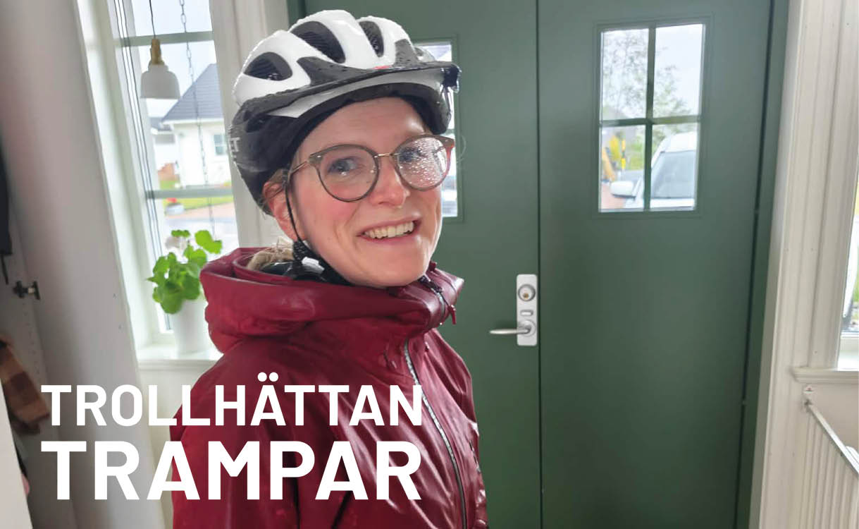 Kvinna i hall med hjälm på huvudet. 