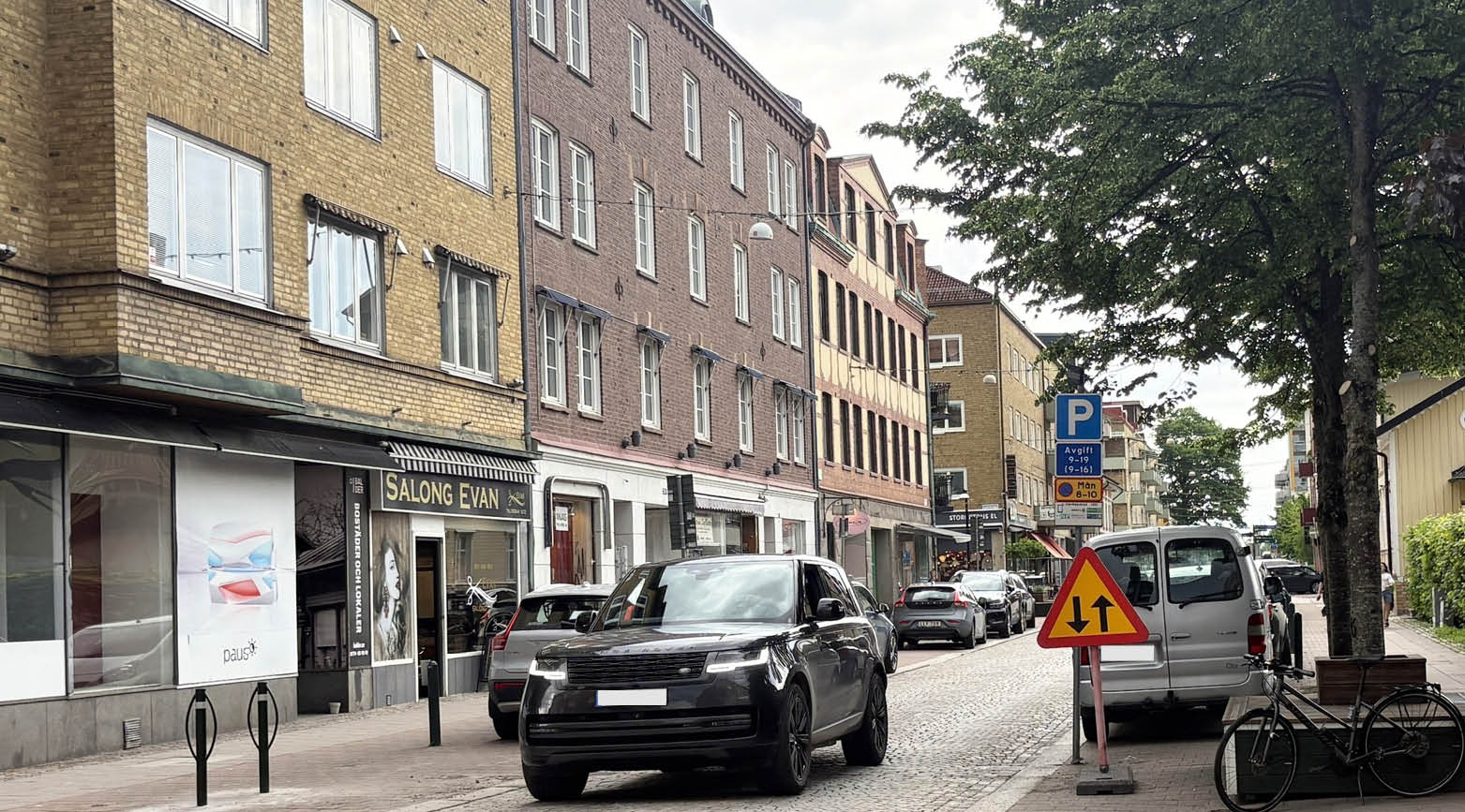 Bil som färdas i sydlig färdriktning på Storgatan där det tidigare varit enkelriktat. 