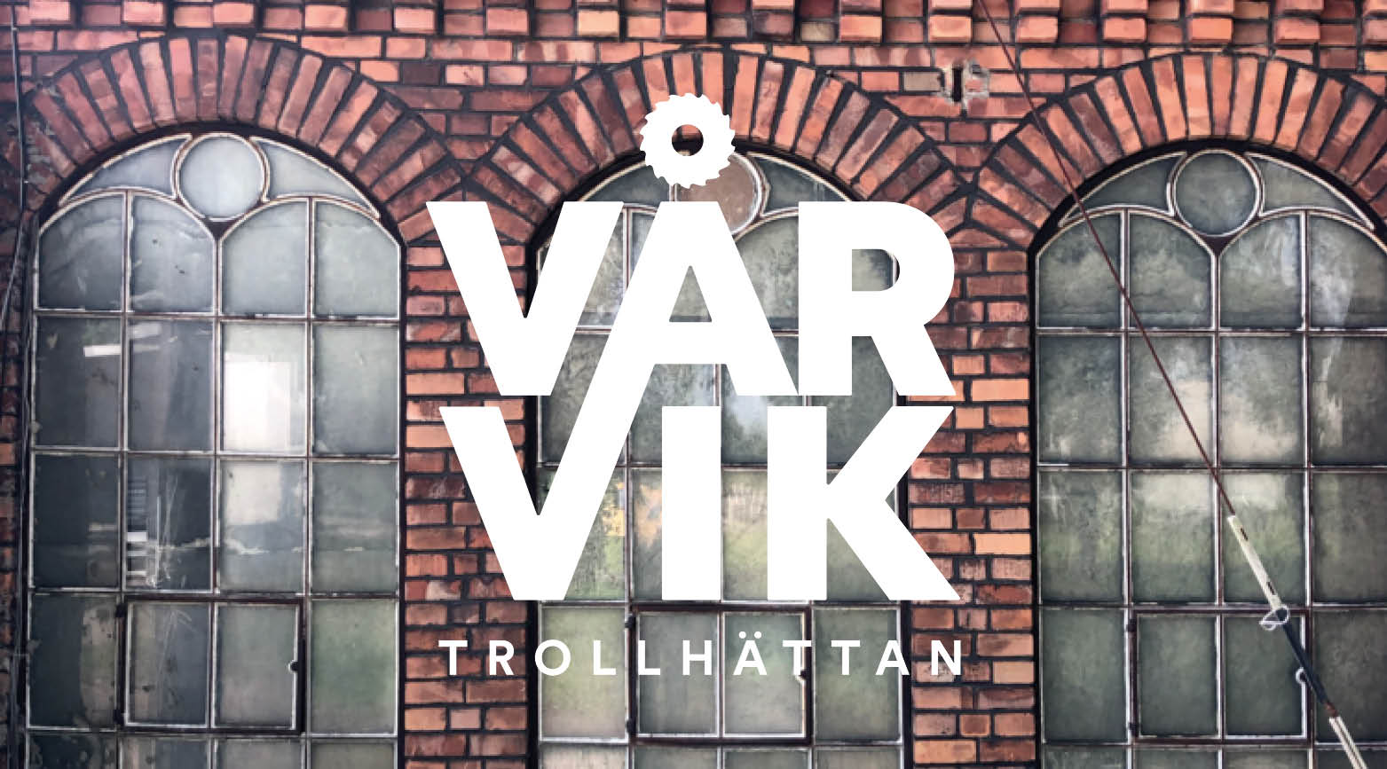 Bild på tegelvägg och fönster på FilFabriken och logotyp för Vårvik Trollhättan