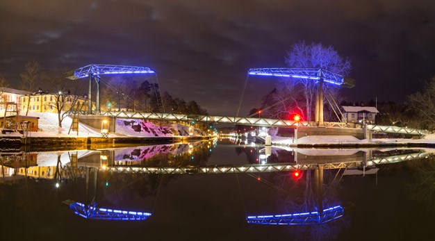 Fotot visar Olidebron upplyst på kvällen